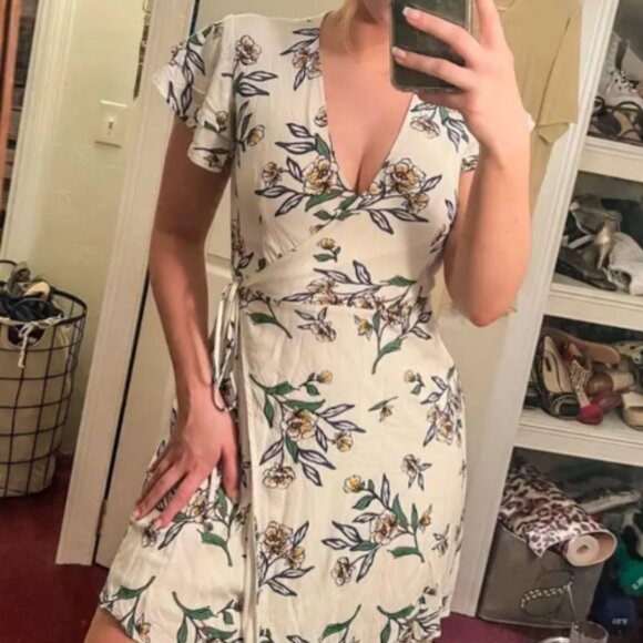 Francesca's Harper Heritage Wrap Dress White Floral Women's Mini Size M Medium - Picture 3 of 7